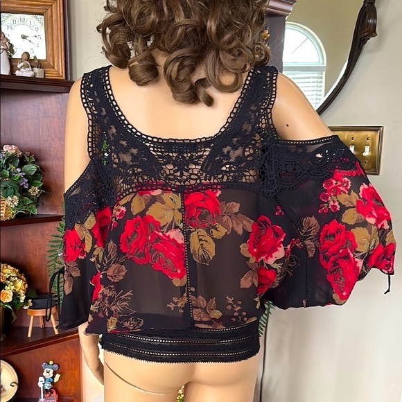Brand New Guess Black Cold Shoulder Crochet Lace Top w/ Red Rose Floral Design - Picture 3 of 15